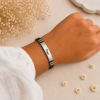 Pulsera cuero personalizada con grabado en acero inoxidable puesta en muñeca