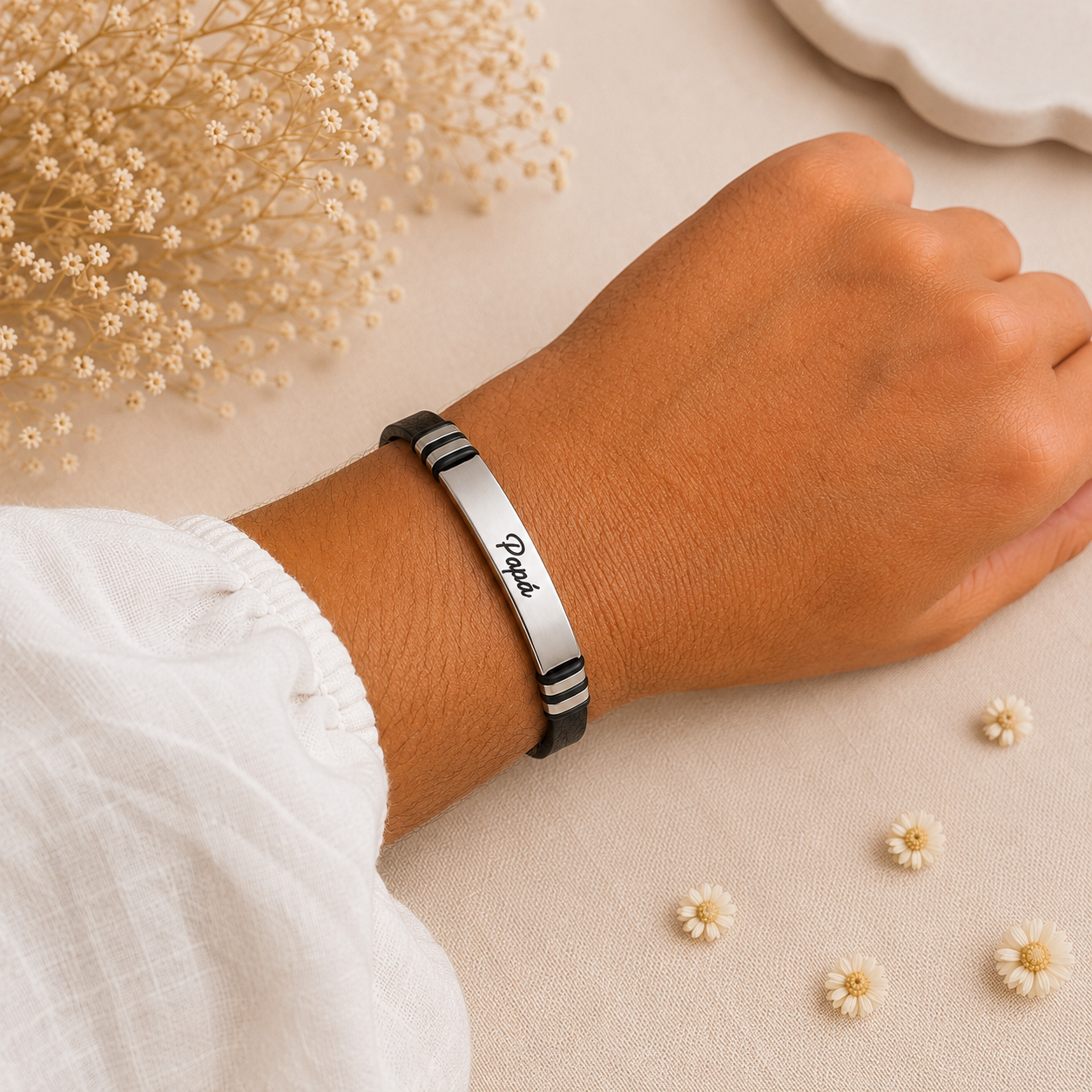 pulsera-cuero-personalizada-grabado Pulsera cuero personalizada con grabado en acero inoxidable puesta en muñeca