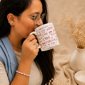 Taza love personalizada caja regalo chica bebiendo diseño love forever adore