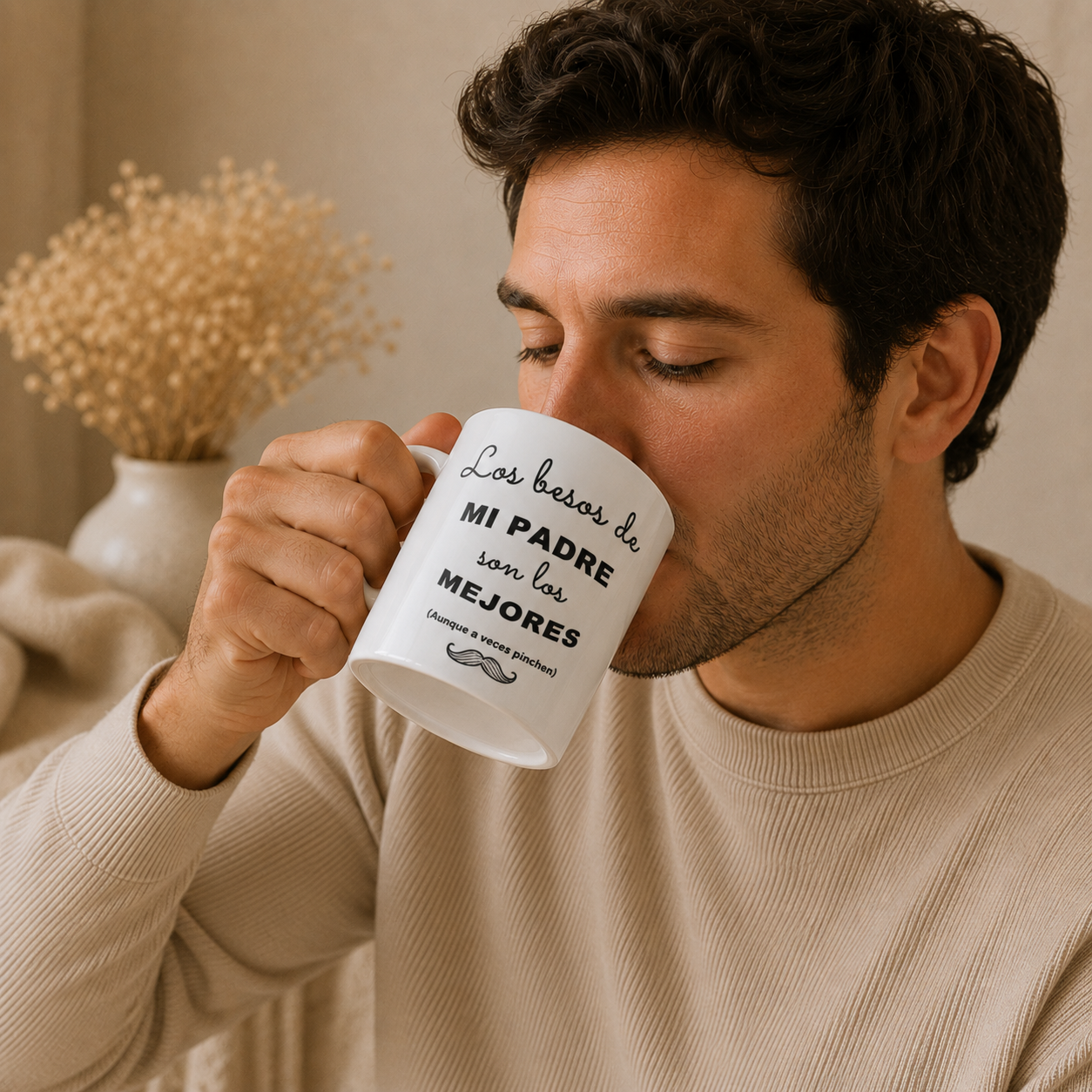 taza-besos-padre-personalizada-uso hombre bebiendo en taza personalizada besos padre