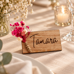 Marcasitios personalizado silvestre en mesa de invitados de boda