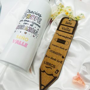 Regalos personalizados para profesores con nombres y firmas de alumnos junto a marcapáginas de madera grabado